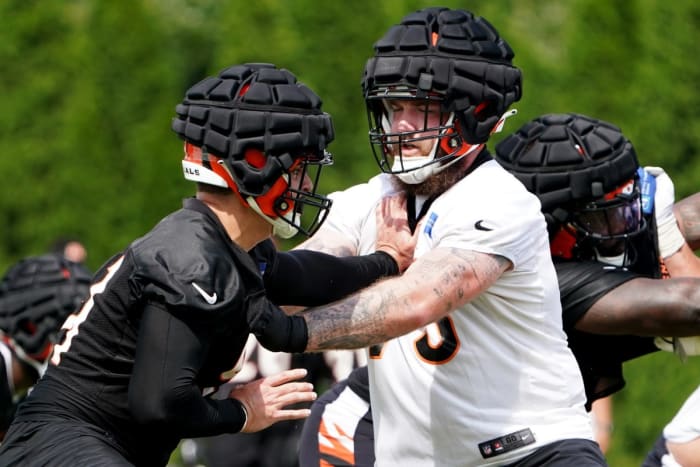 Cincinnati Bengals defensive end Trey Hendrickson (91) works as Cincinnati Bengals offensive tackle Jonah Williams (73) blocks during Cincinnati Bengals training camp practice, Monday, Aug. 1, 2022, at the practice fields next to Paul Brown Stadium in Cincinnati. Cincinnati Bengals Training Camp Aug 1 0030